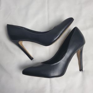 Apt 9 pointy toed pumps